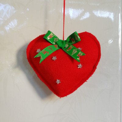 Сердечко из красного фетра - мягкая игрушка из фетра, которую можно повесить на елку. Купить в Москве. Самовывоз рядом с метро. 