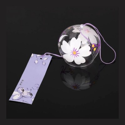 Стеклянный ветряной колокольчик Фурин с цветками сливы. Маленький: диаметр - 8см. Большие белые цветки сливы на лиловых веточках. Подвеска колокольчика фиолетовая, с белыми цветками и лепестками. 