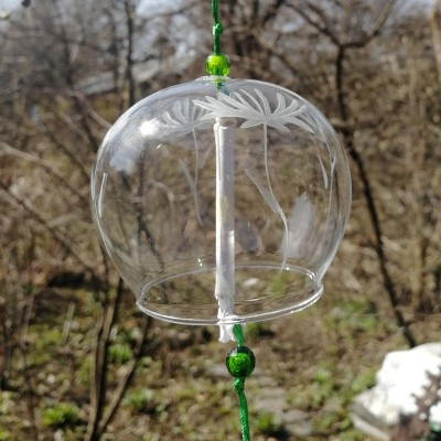 Фурин - Японский ветряной колокольчик из стекла с белыми хризантемами. Маленький: диаметр - 7см. Купить в Москве. 
