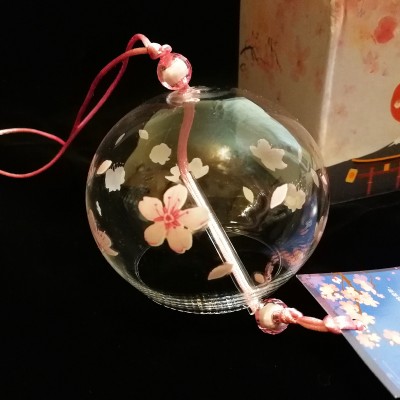 Фурин - Японский ветряной колокольчик из стекла с цветками сакуры . Маленький: диаметр - 7см. Купить в Москве. 