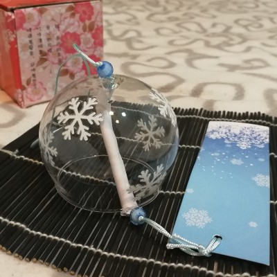 Фурин - Японский ветряной колокольчик из стекла  с белыми снежинками . Маленький: диаметр - 7см. Купить в Москве. 