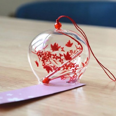 Фурин - Японский ветряной колокольчик из стекла с цветущими веточками сливы и красными бабочками . Маленький: диаметр - 7см. Купить в Москве. 
