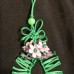 Плетеное украшение с цветками и листьями. Подвеска сплетена из зеленого шнура.